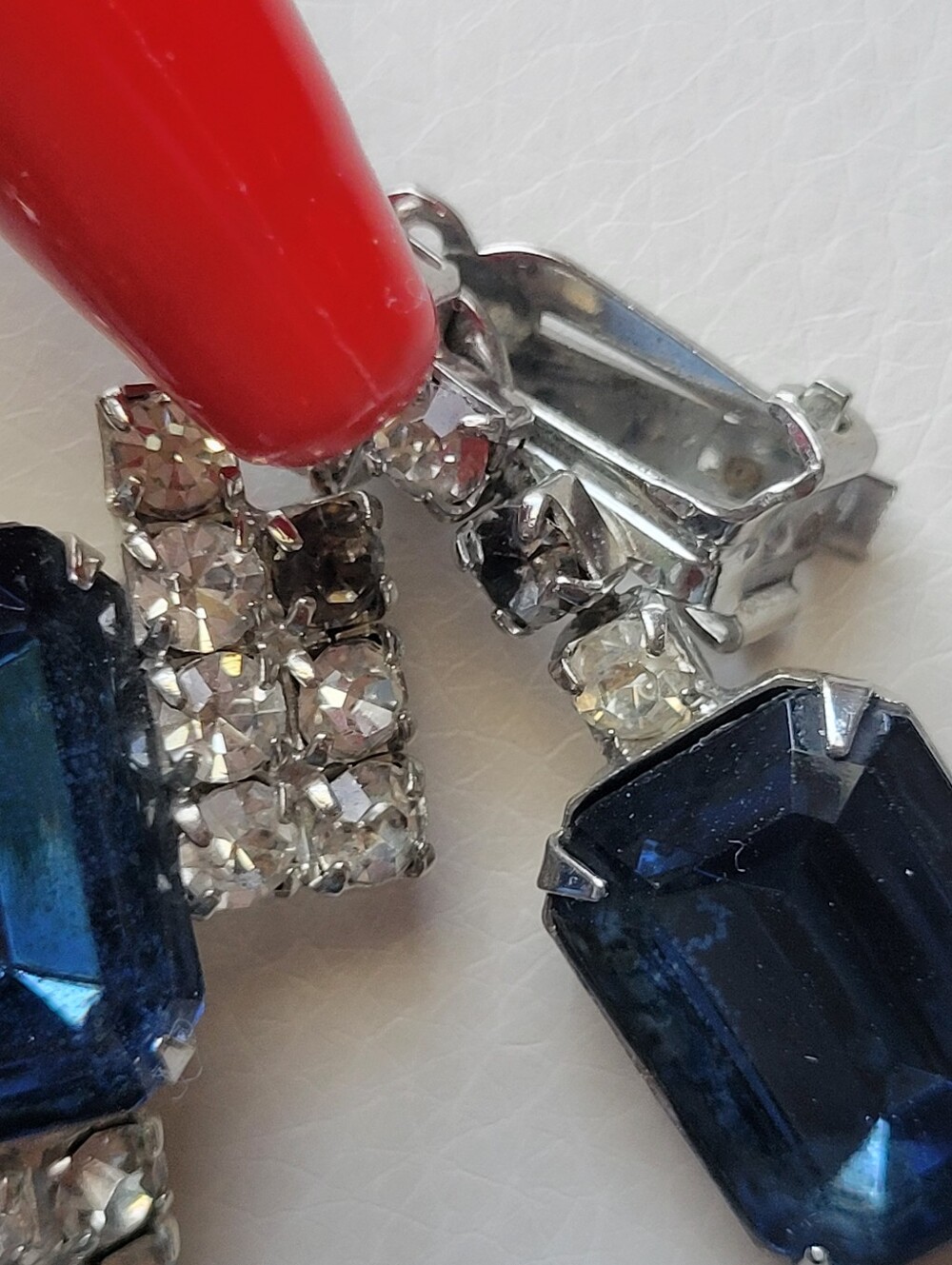 Estate Find Demi-Parure ~ Blue Faux Gems & Rhinestones Brooch Clip-On Earrings - Picture 16 of 16